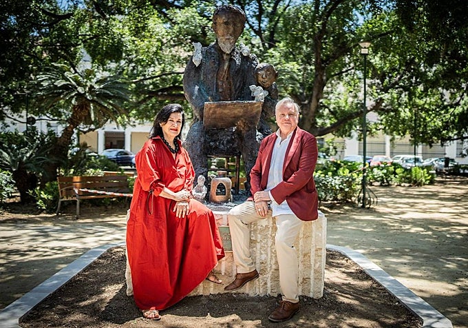 Paloma Picasso and Xavier Vilató, in front of the sculpture of grandfather José Ruiz Blasco.